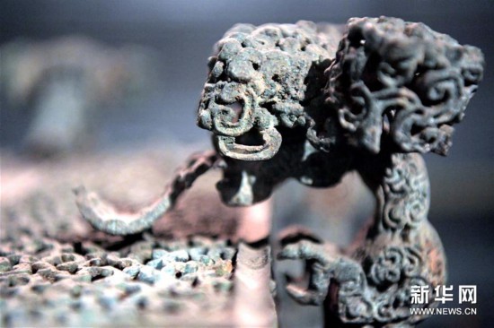 在河南博物院的展厅里，国宝云纹铜禁总是能吸引观众驻足观赏